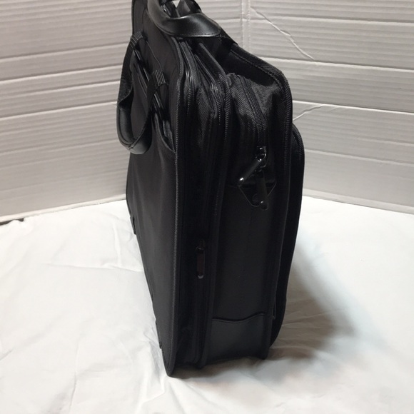 New! Lenovo Thinkpad Basic Case - Picture 3 of 9